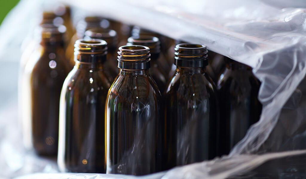 Amber glass bottles as packaging material: Environmentally friendly with good UV protection